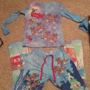 Super cute girls Christmas pajamas set o two! 3/20